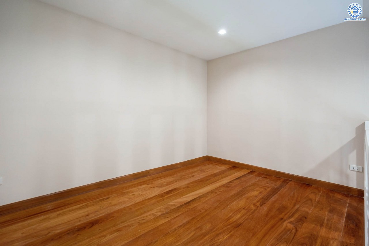 บ้านมือสองตกแต่งใหม่ แบรนด์ Q.House ม.ลัดดารมย์ ปิ่นเกล้า หลังใหญ่ตกแต่งเรียบหรู เนื้อที่ 92.8 ตร.ว. พื้นที่ใช้สอยเยอะถึง 320 ตร.ม. ฟังก์ชันจัดเต็ม 3 ห้องนอน 4 ห้องน้ำ 1 ห้องอเนกประสงค์ 1 ห้องแม่บ้าน จอดรถได้ 4 คัน พร้อม Living Room กว้าง บนทำเลศักยภาพ ใกล้เซ็นทรัลเวสต์เกต, วงเวียนพระราม5, ทางด่วน "กาญจนาภิเษก" และรถไฟฟ้า "สถานีตลาดบางใหญ่"